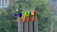 аватар разноцветные карандаши у сетки