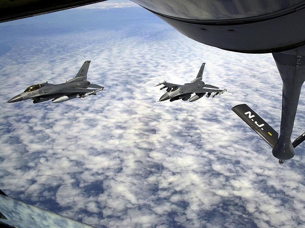 обои Заправляющиеся F-16 фото