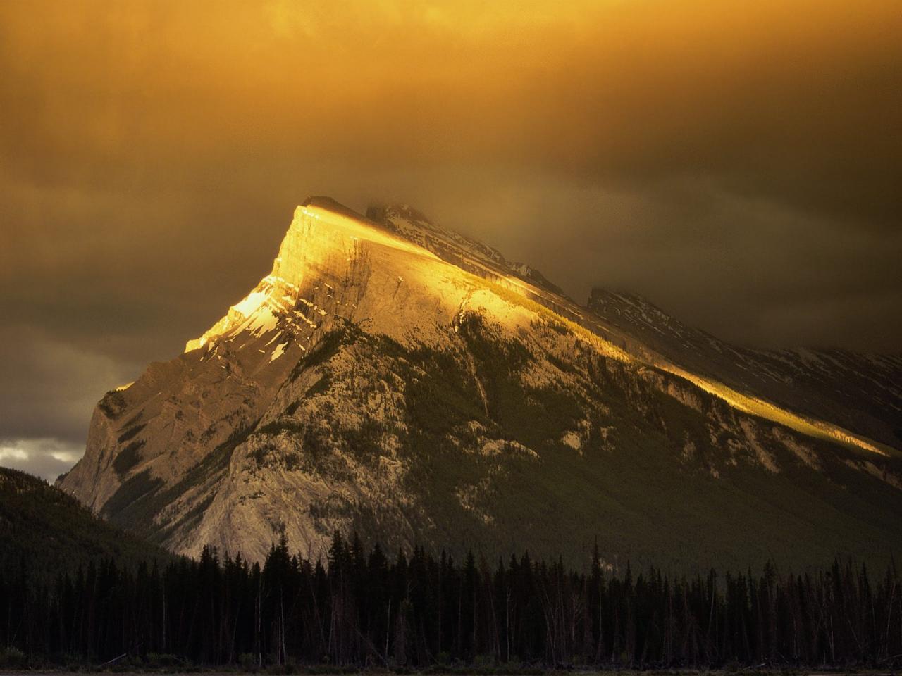 обои Golden Peaks of Rundle Mountain фото