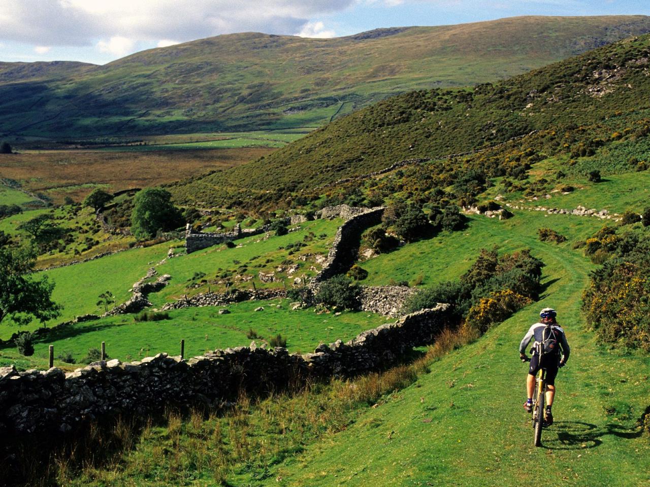 обои Mountain Biking Near Barmouth, Wales фото