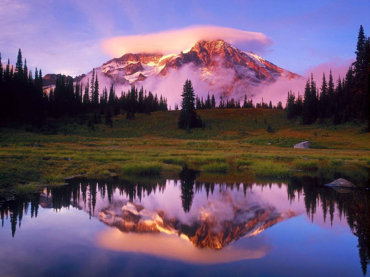 обои Mount Rainier and Lenticular Cloud Reflected at Sunset, Washington фото