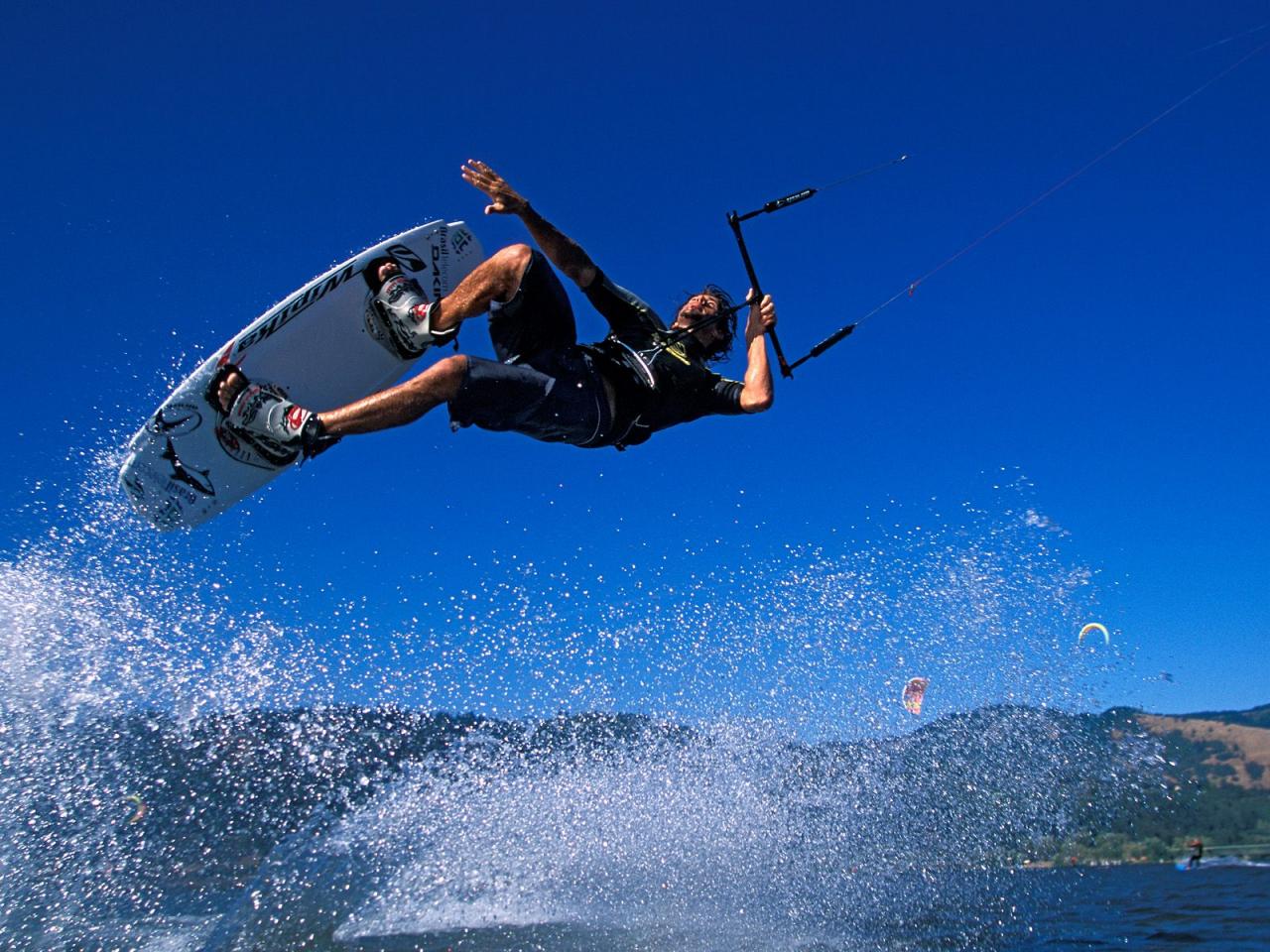 обои Pro Kiteboarder Mauricio Abreu Catching Air, Columbia River Gorge, Hood River, Oregon фото