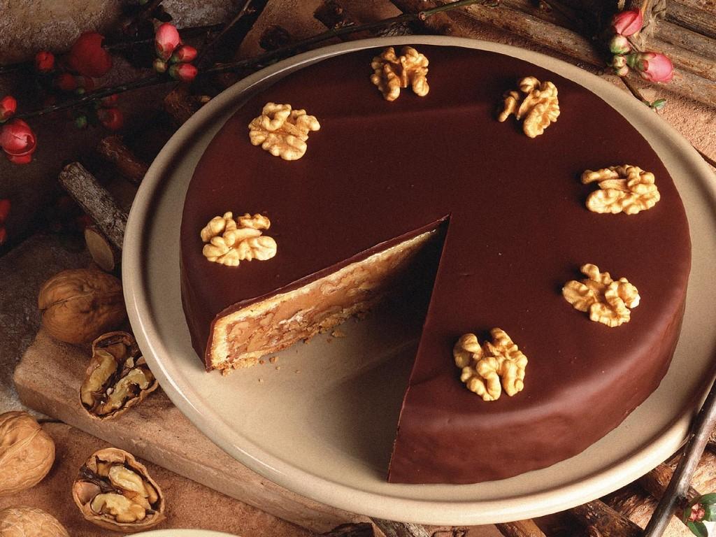 обои Шоколадый торт с грецкими орехами фото