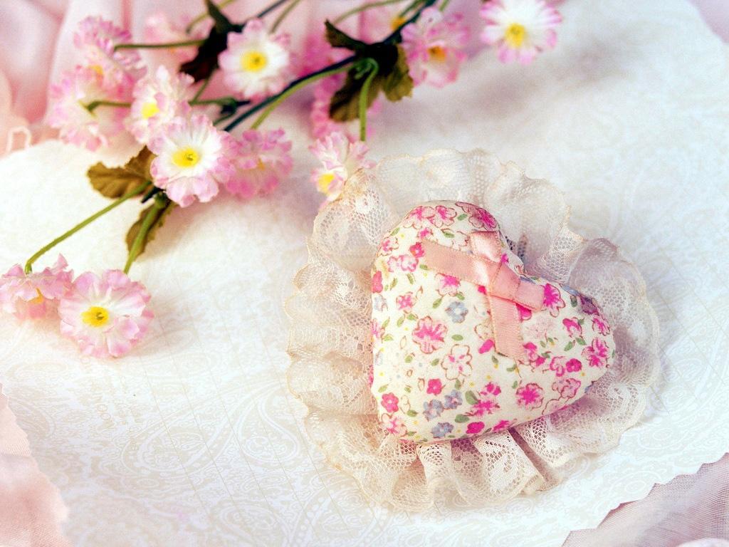 обои Подушечка-сердце и нежные розовые цветы фото