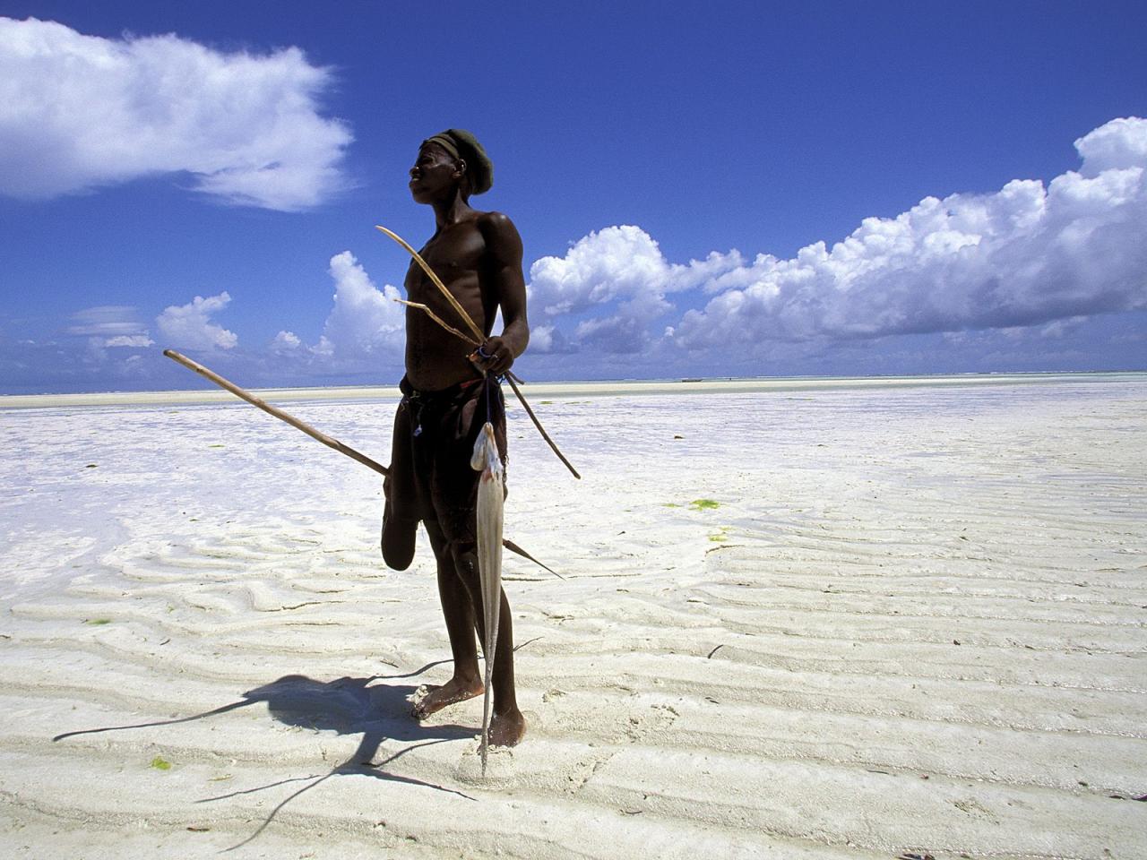 обои Fisherman on the Beach at Low Tide, Zanzibar, Tanzania фото