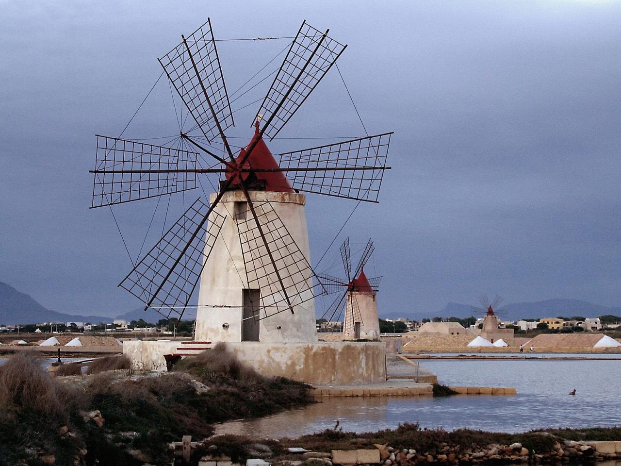 обои Windmills at Infersa Salt Pans, Marsala, Italy фото