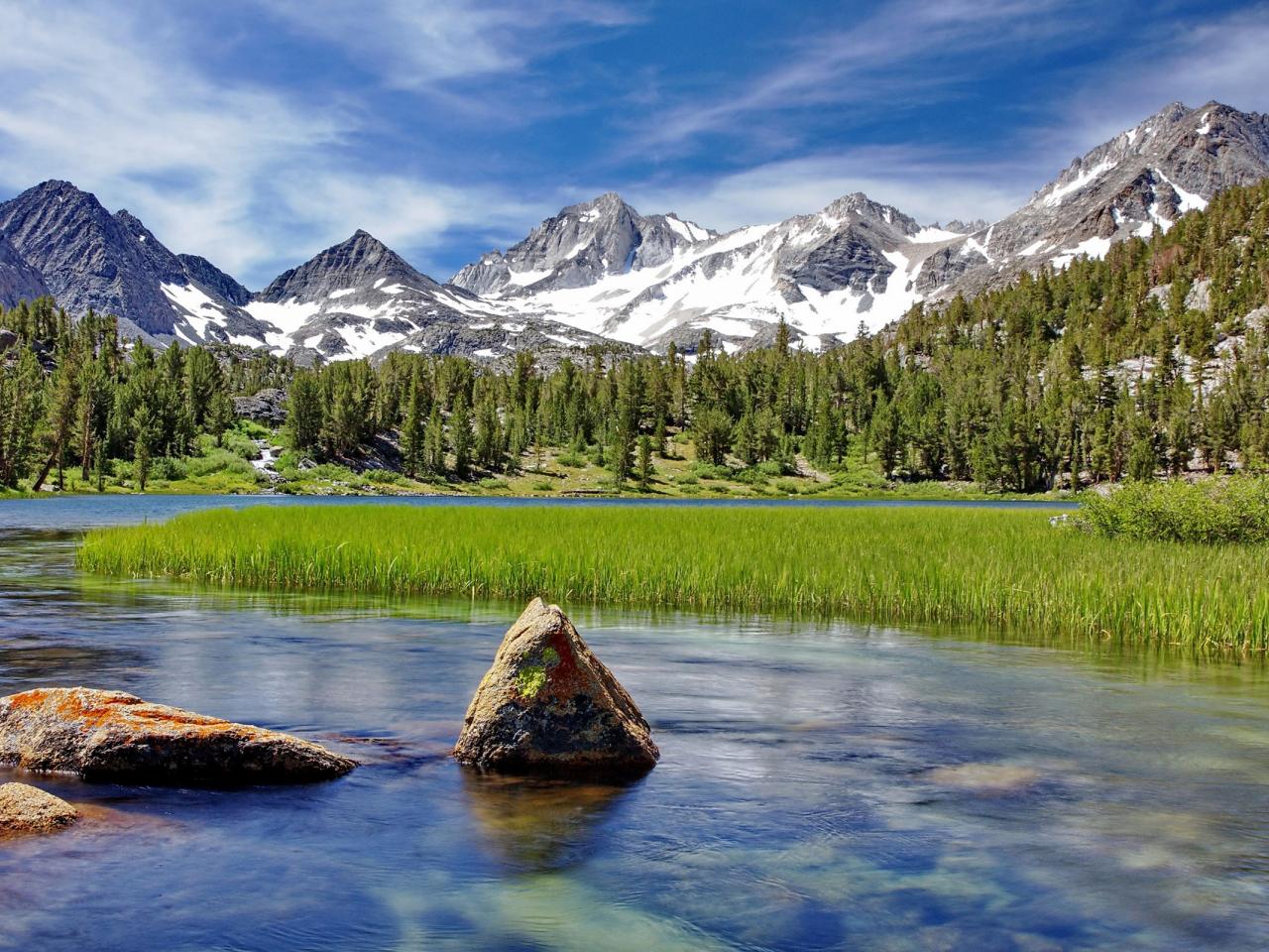 обои Мелкое озеро с камышами и горы с заснеженными вершинами фото