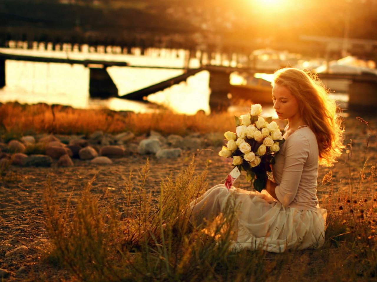 обои С подарочными желтыми розами на берегу реки фото