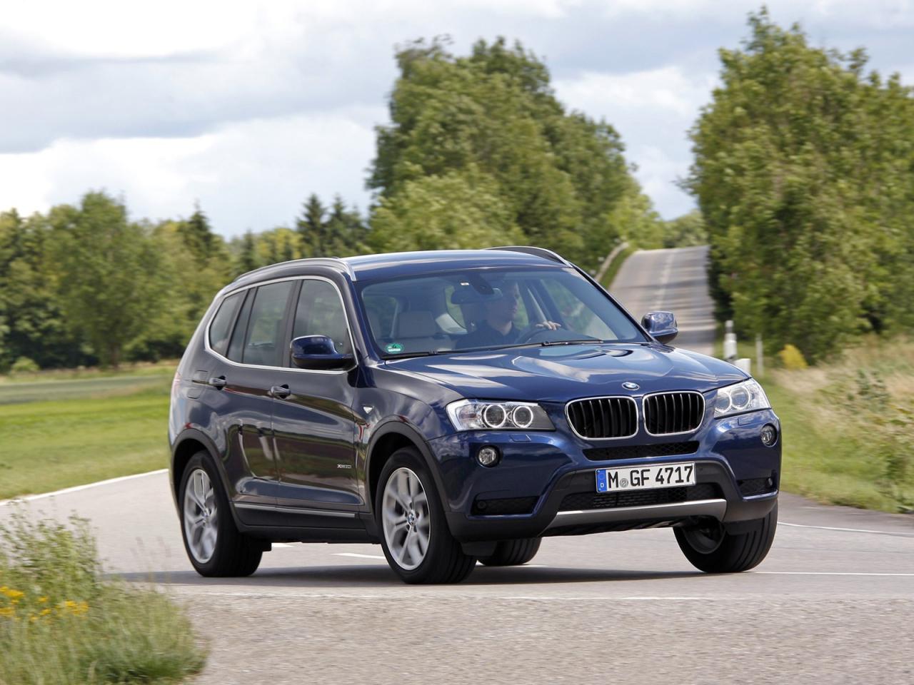 обои BMW X5 стоит на асфальте фото