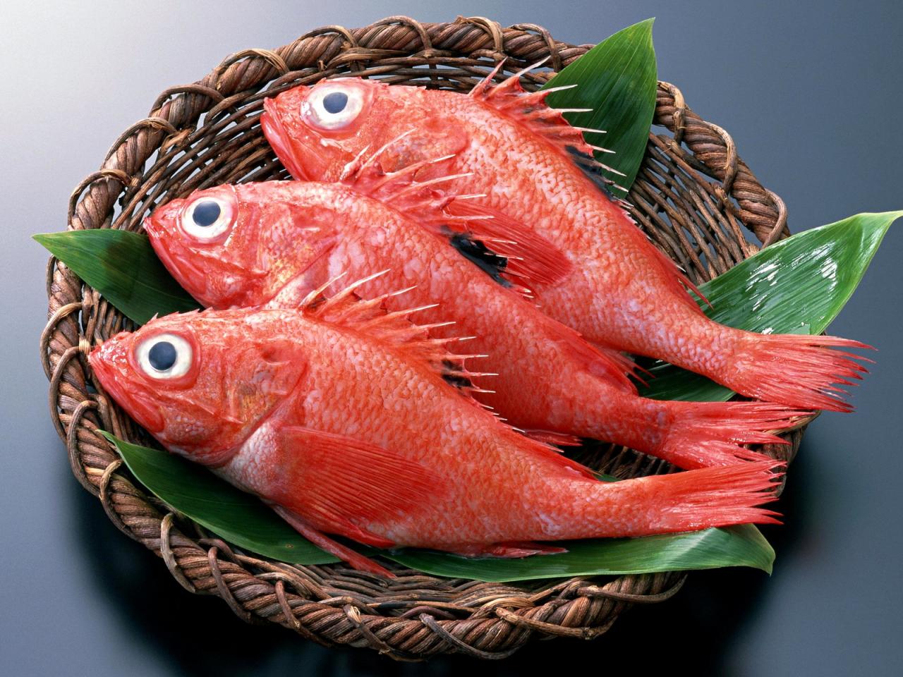 обои Красная морская рыба в лукошке фото
