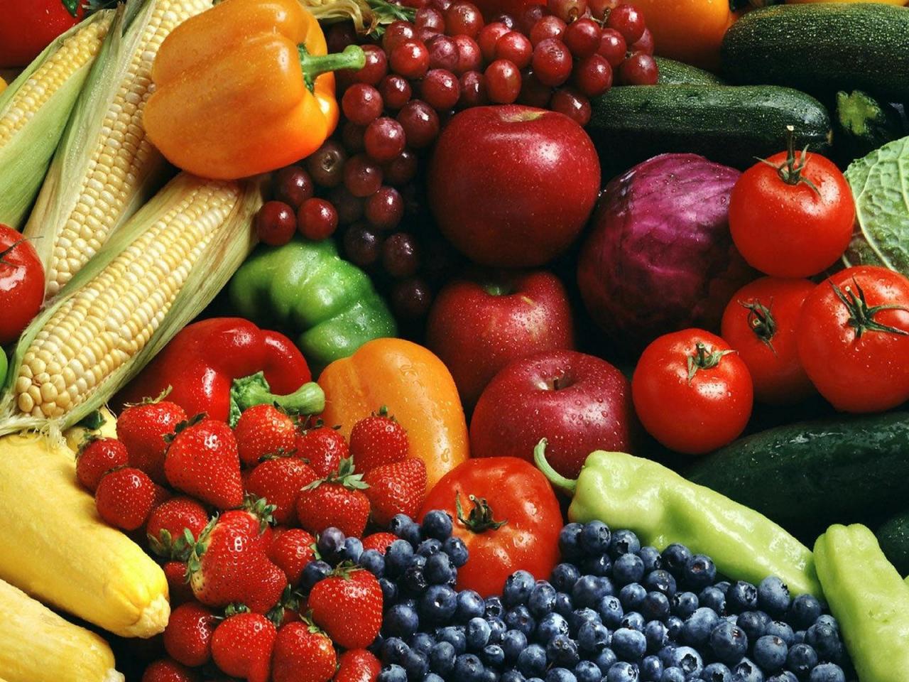 обои Овощи и фрукты побрызганы водой фото