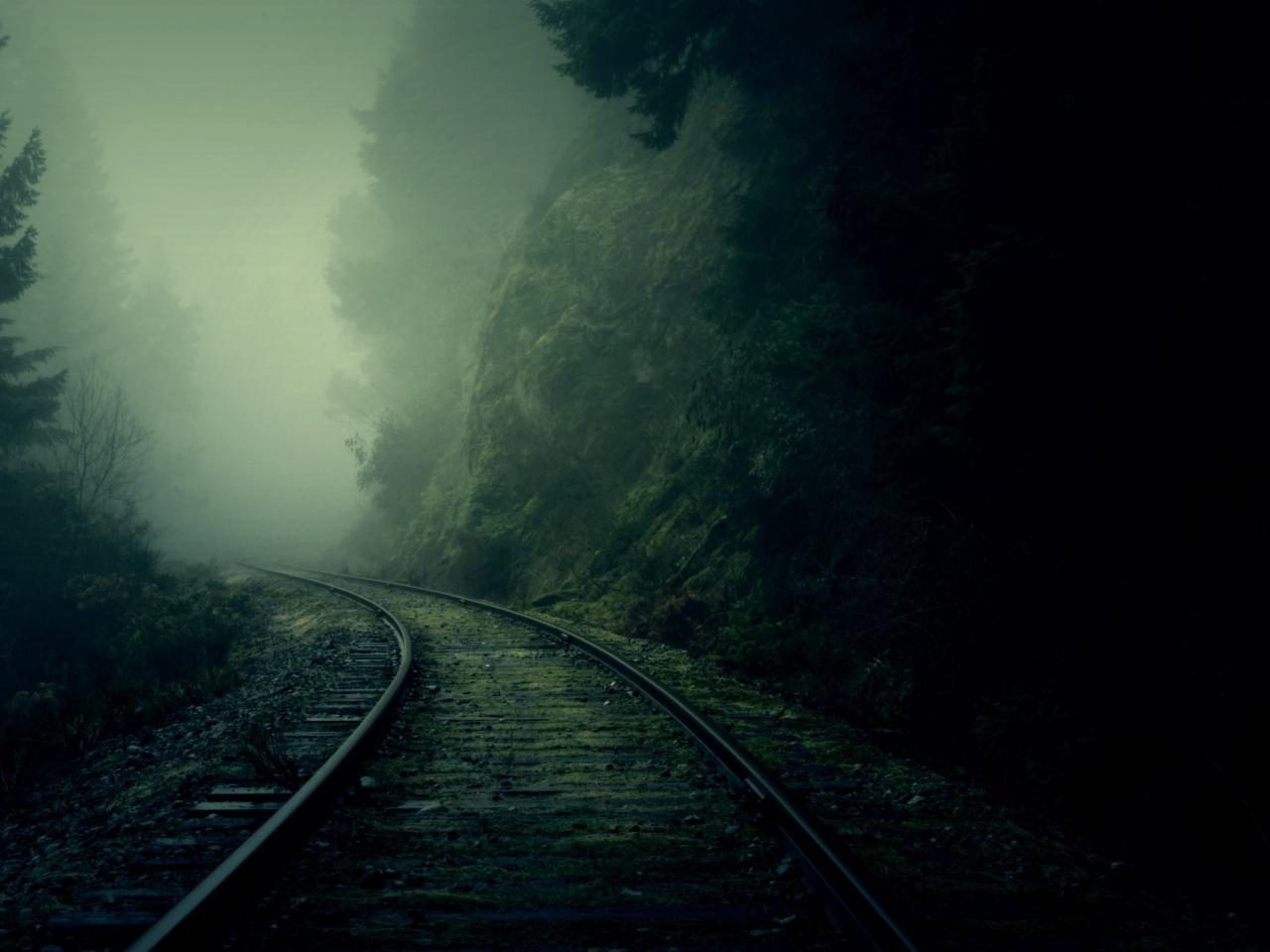 обои Туман за поворотом железной дороги фото
