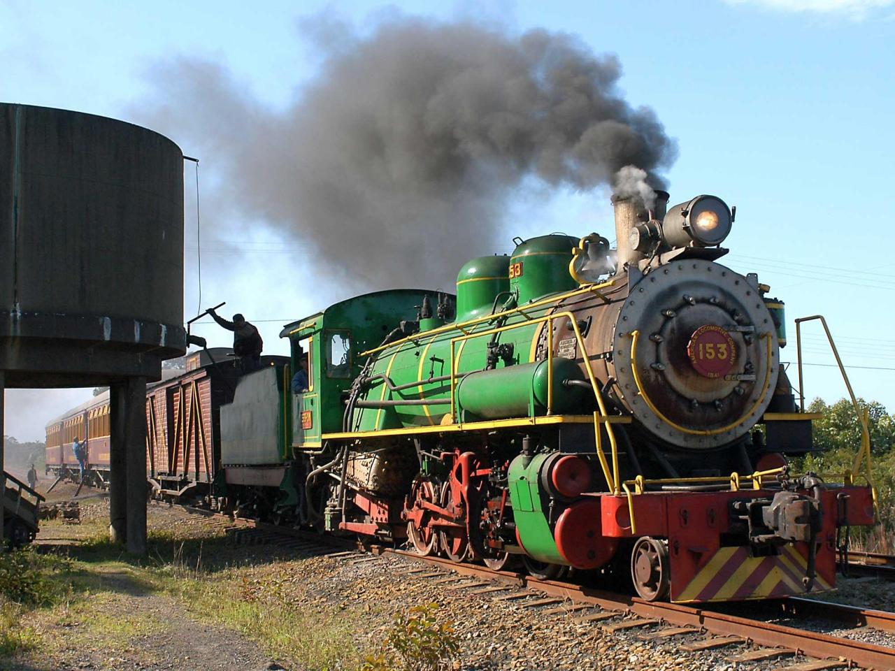обои Старый поезд на заправке фото