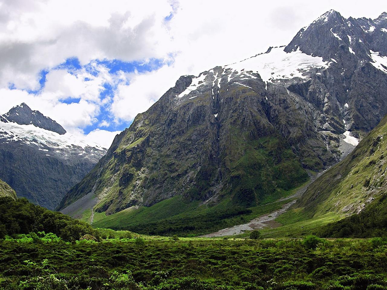 обои Горы с заснеженными вершинами и зеленые долины фото