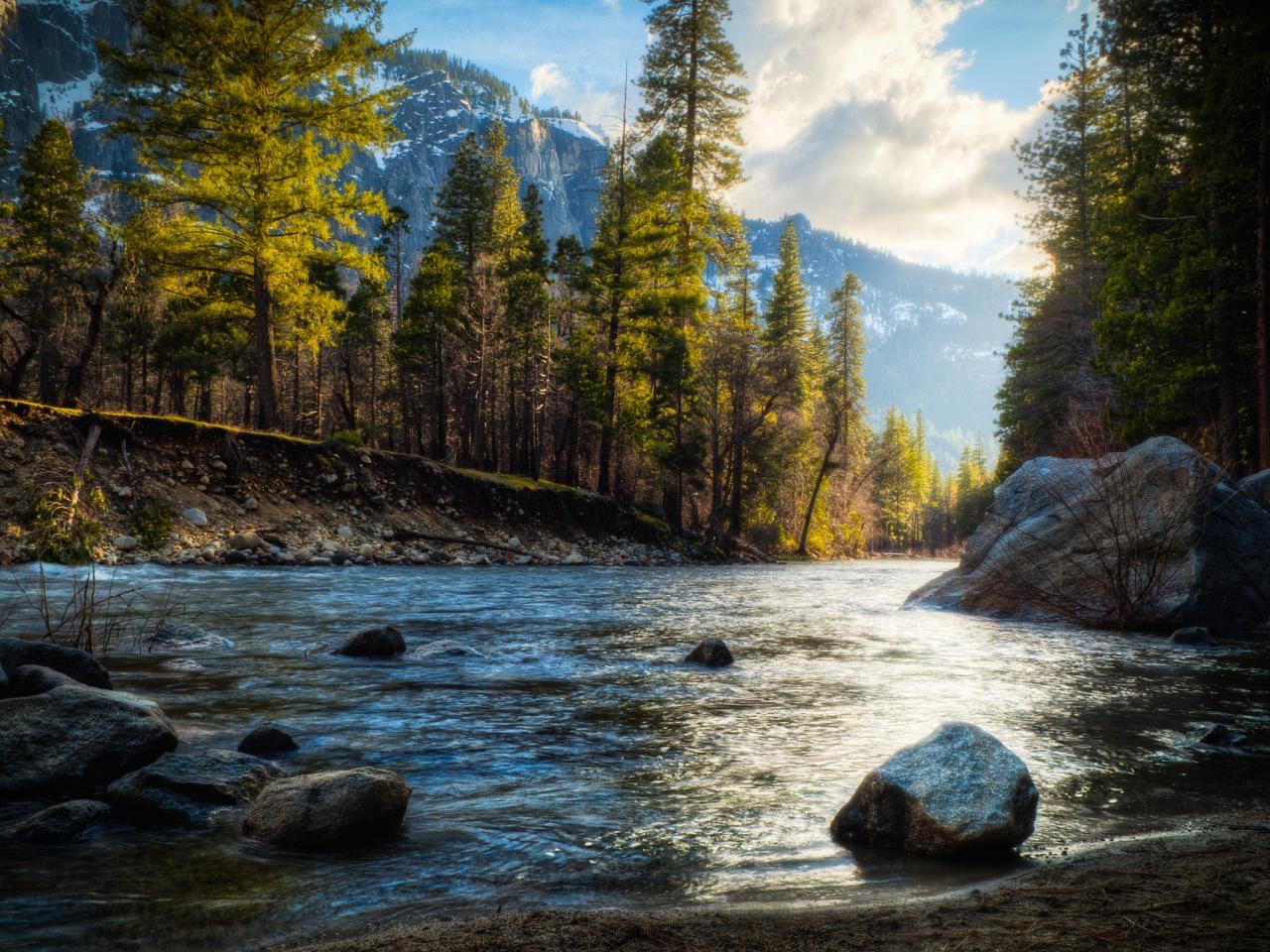 обои Горная рeка с камнями на берегу фото