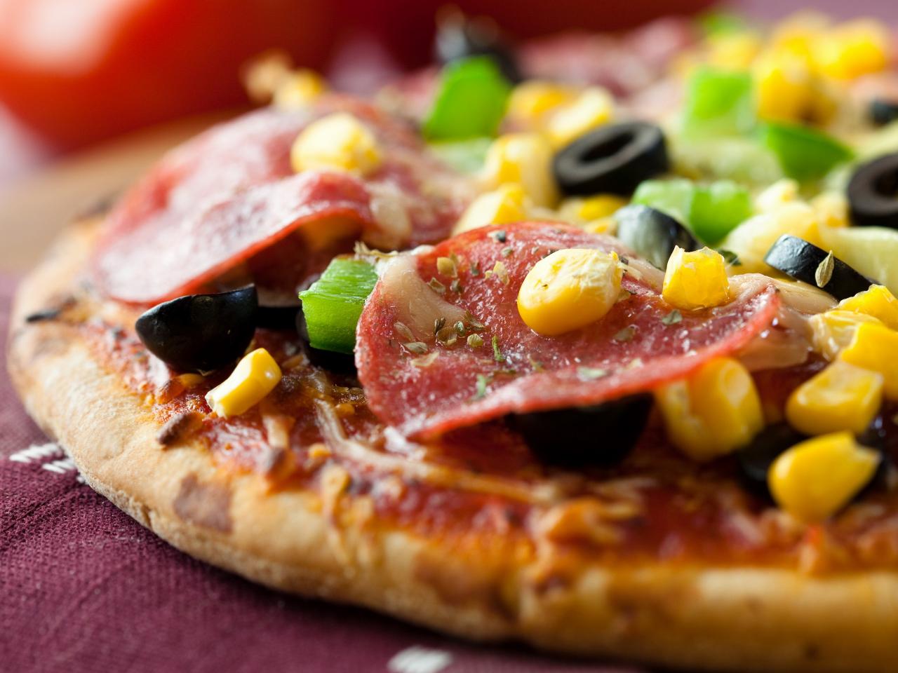 обои Пицца с кукурузой и оливками фото