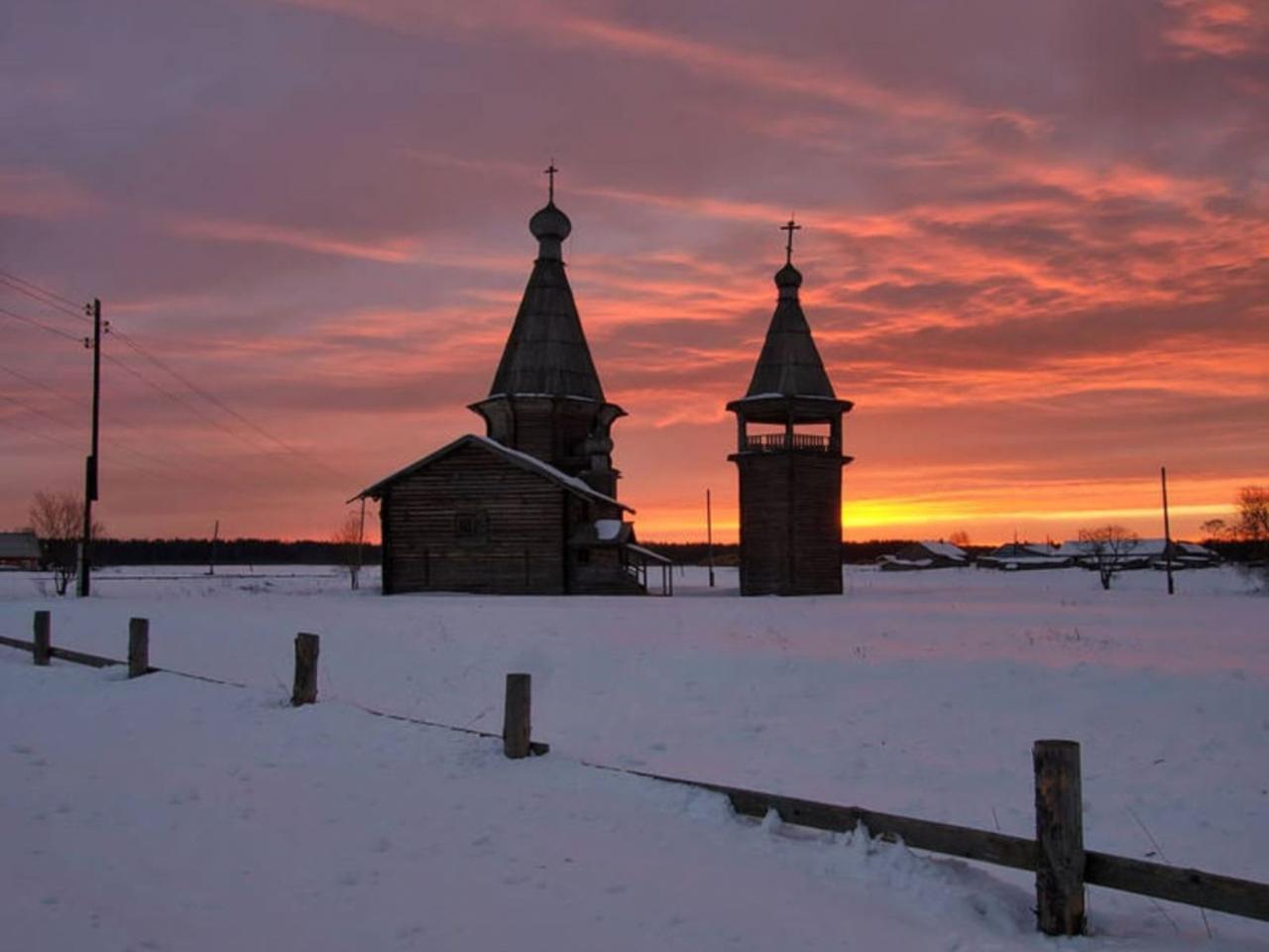 обои Деревенская церковь на фоне зимнего заката фото