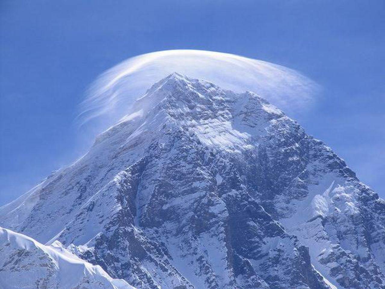 обои Эверест с облаком на вершине фото