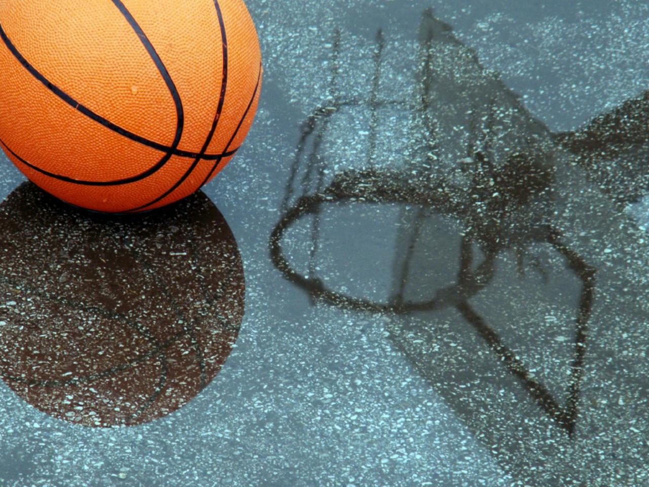обои на дождливой площадке баскетбольный мяч фото