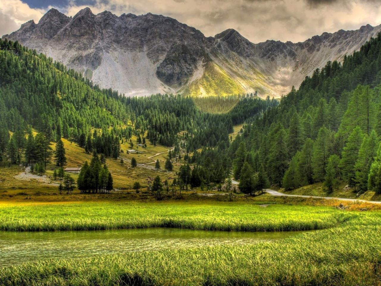 обои Красивая долина и горы вокрyг фото
