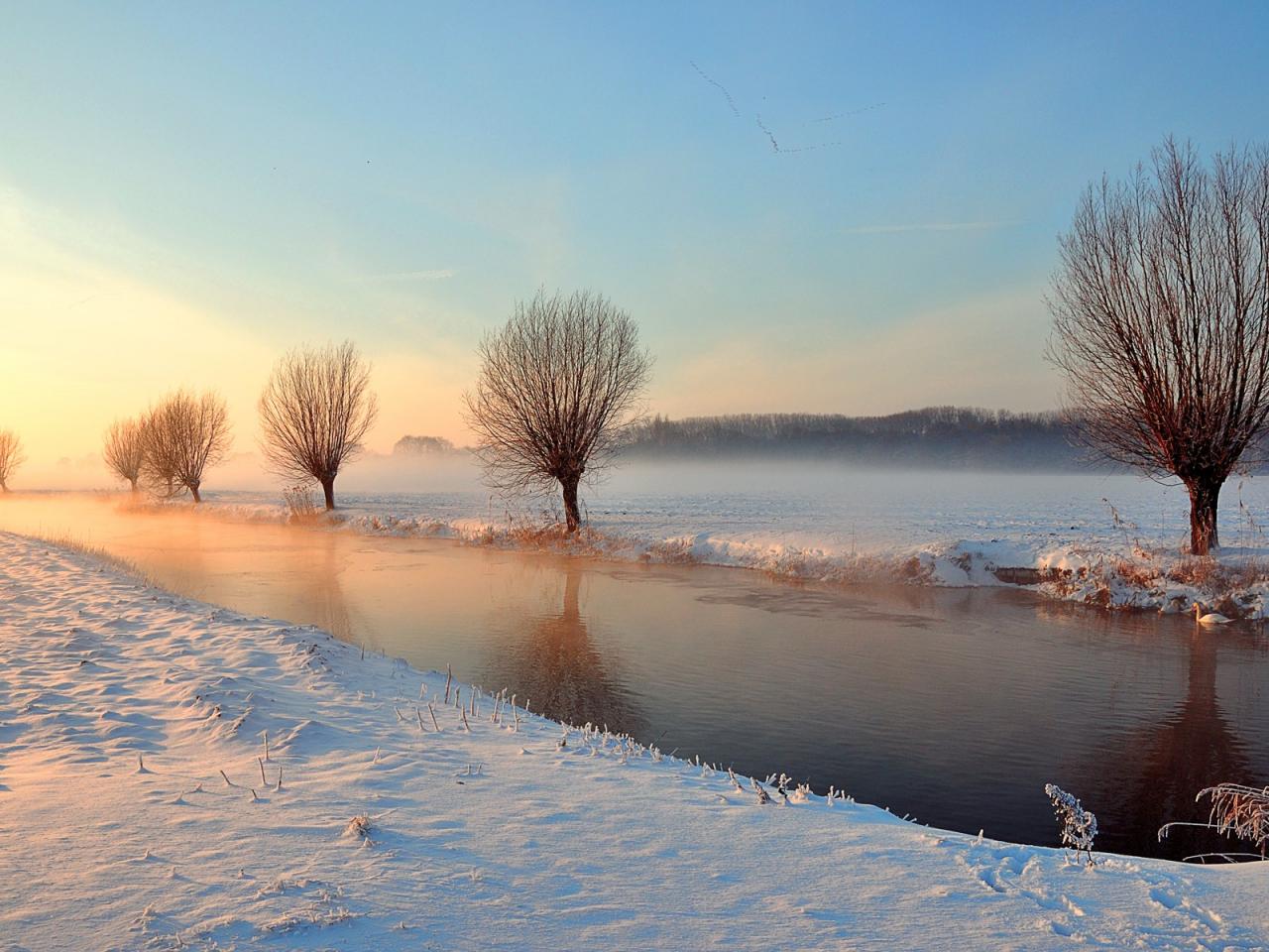 обои Зимняя река между полей фото