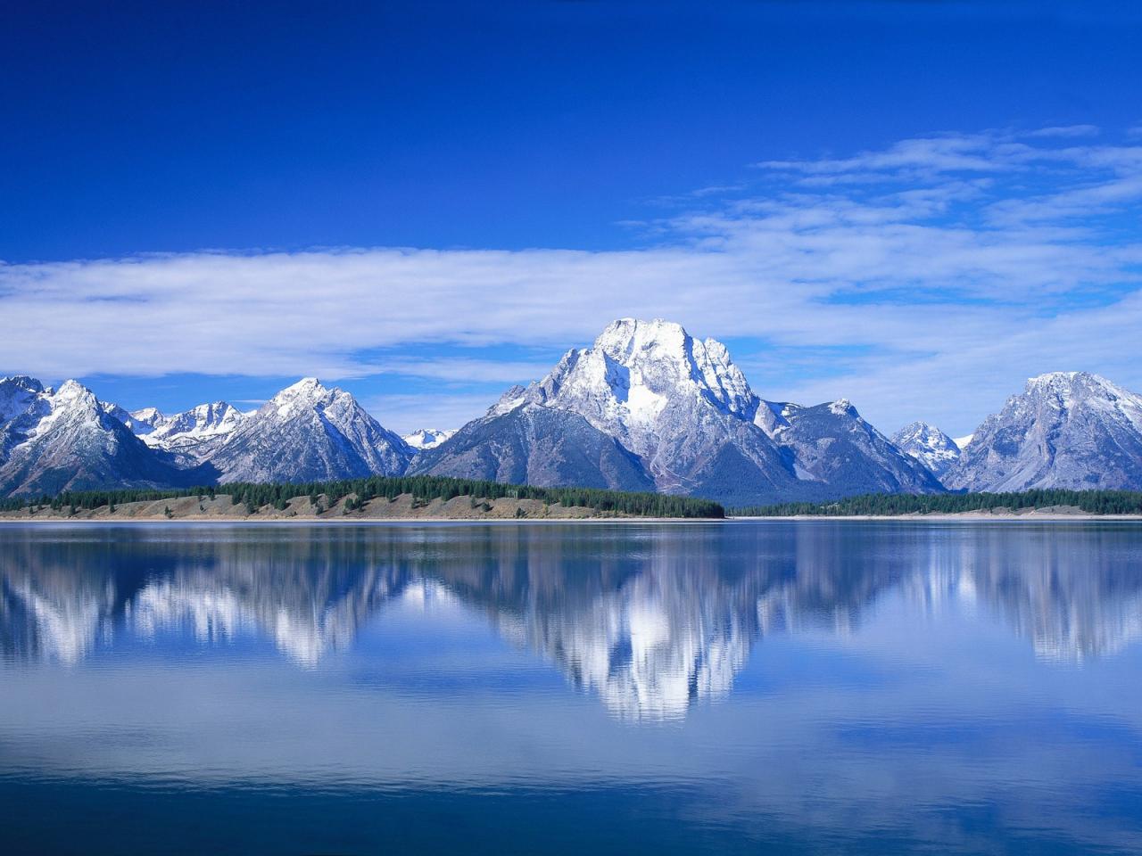обои Красивый пeйзаж гор с большим озером фото