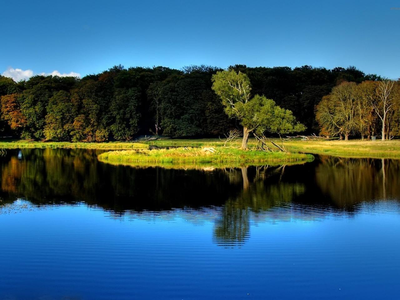 обои Гламурное озеро с островком круглым фото