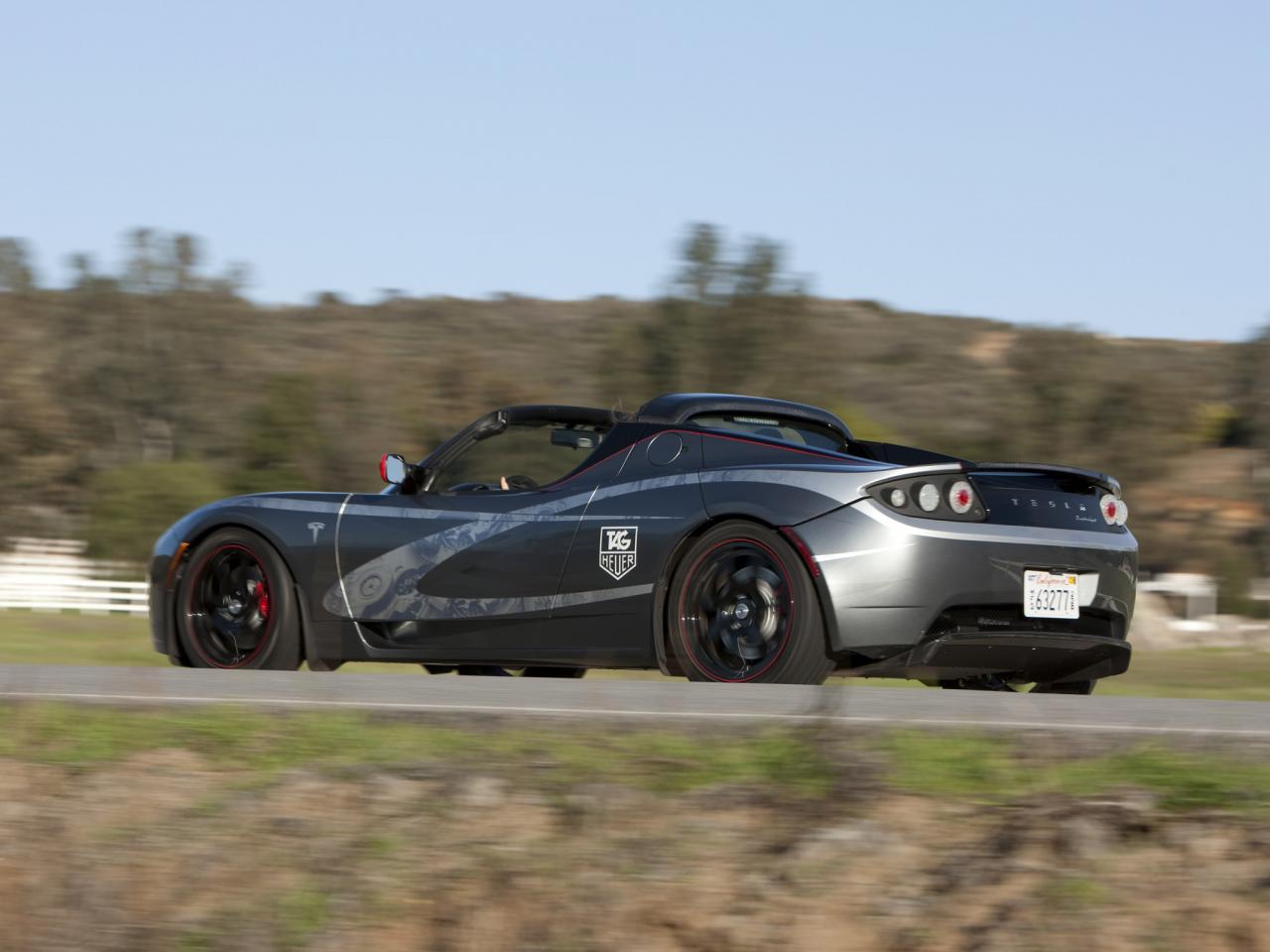 обои Tesla Roadster Sport TAG Heuer 2010 мчится фото