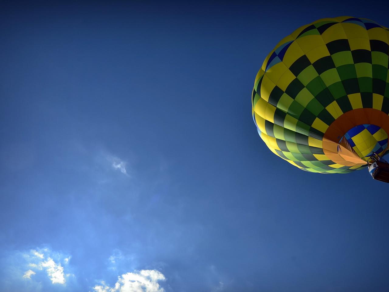 обои Разноцветный воздушный шар в синем небe фото