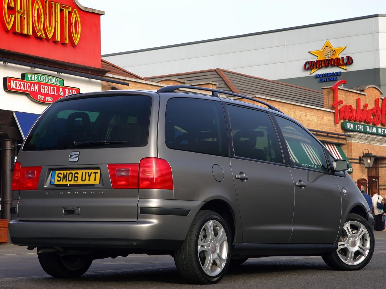 обои Seat Alhambra UK-spec 2000 зад фото