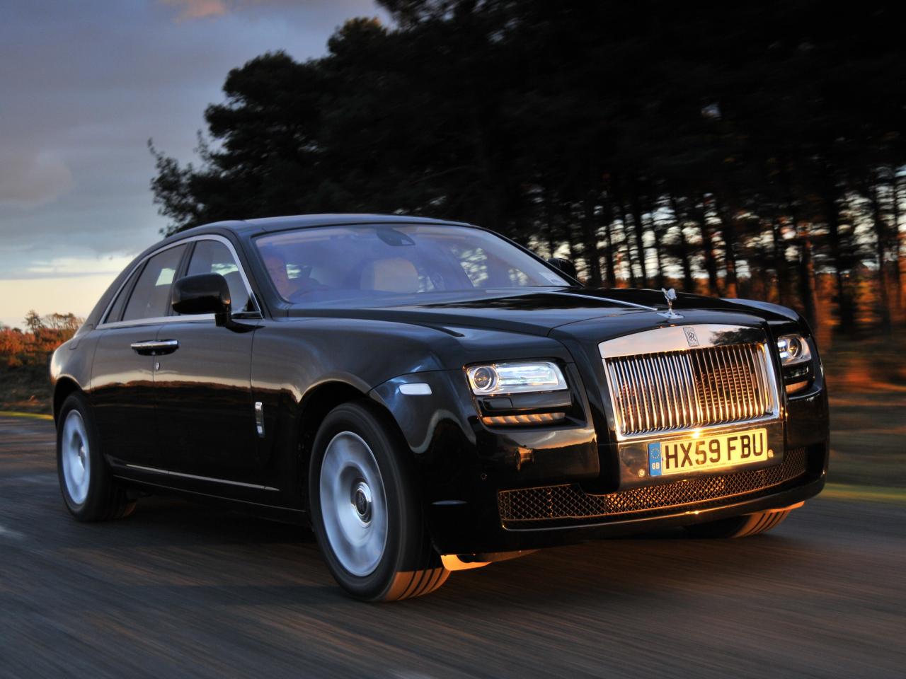 обои Rolls-Royce Ghost UK-spec 2009 деревья фото