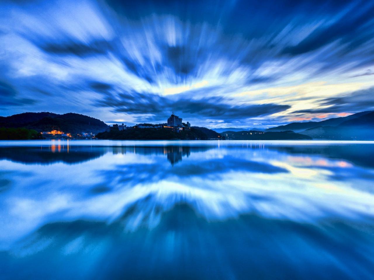 обои Голубой пейзаж озера и города вечернего на берегу фото