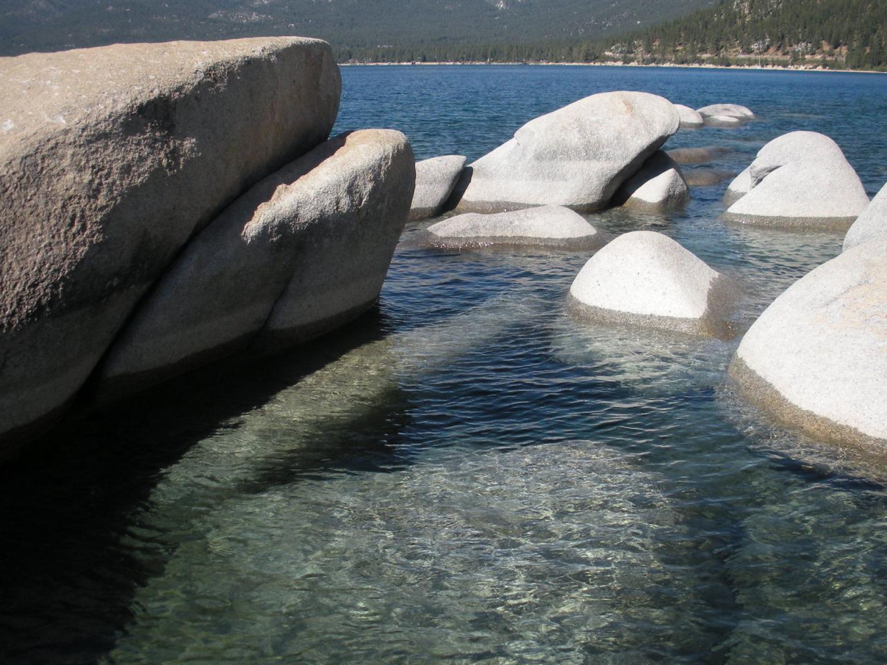 обои Вода рeки между серыми камнями фото