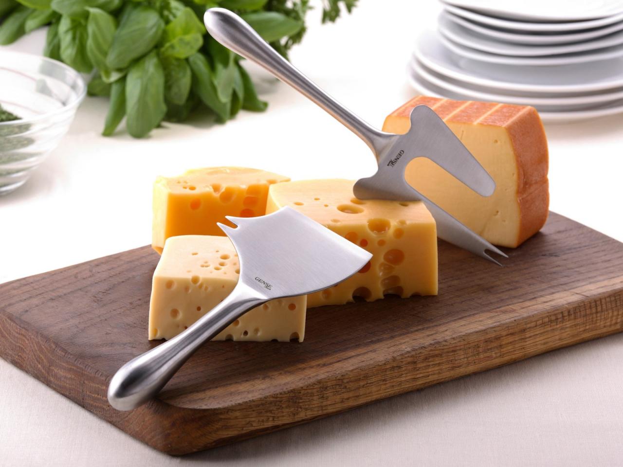 обои Дольки сыра и два ножа фото