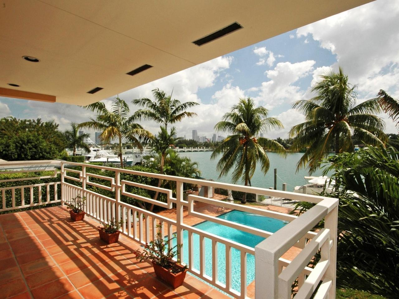обои Большой балкон над бассейном и пальмы фото