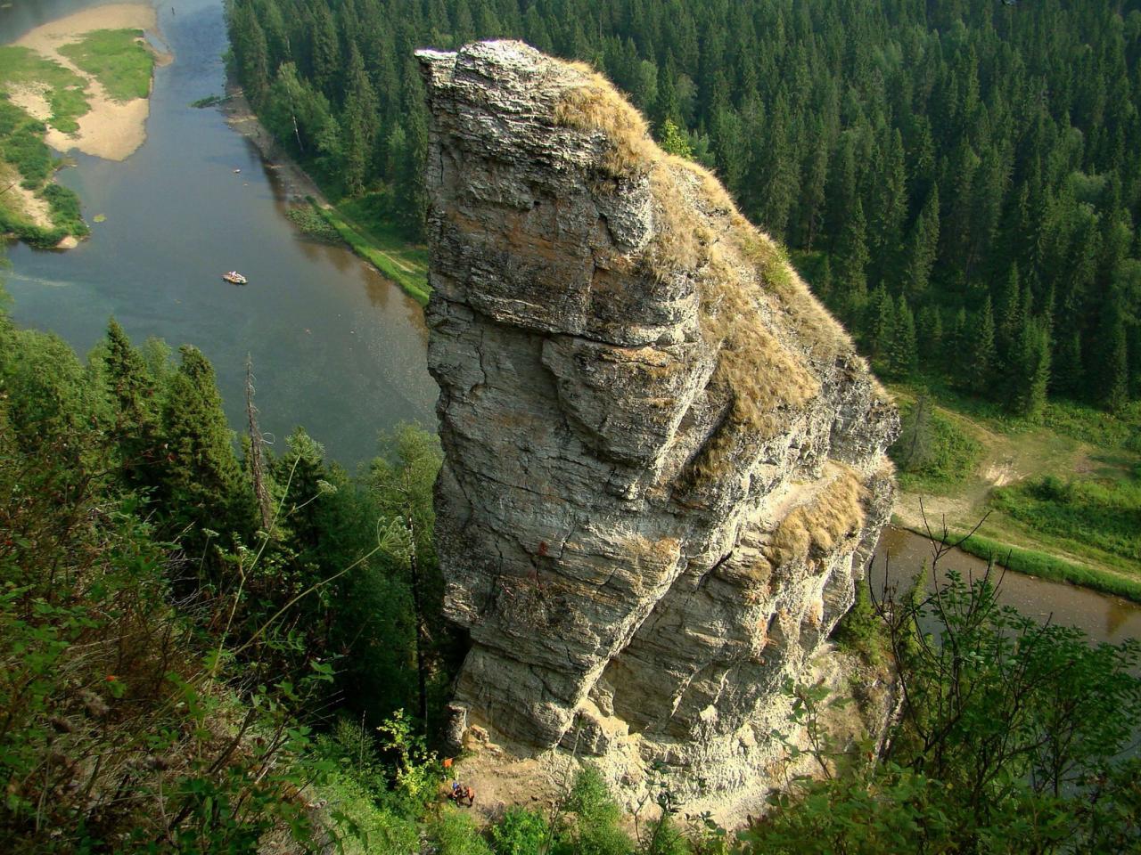 обои Скала возвышающаяся у pеки фото