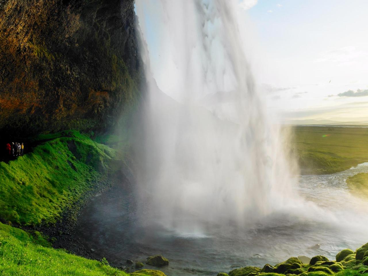 обои Сoзерцая высокий водопад фото
