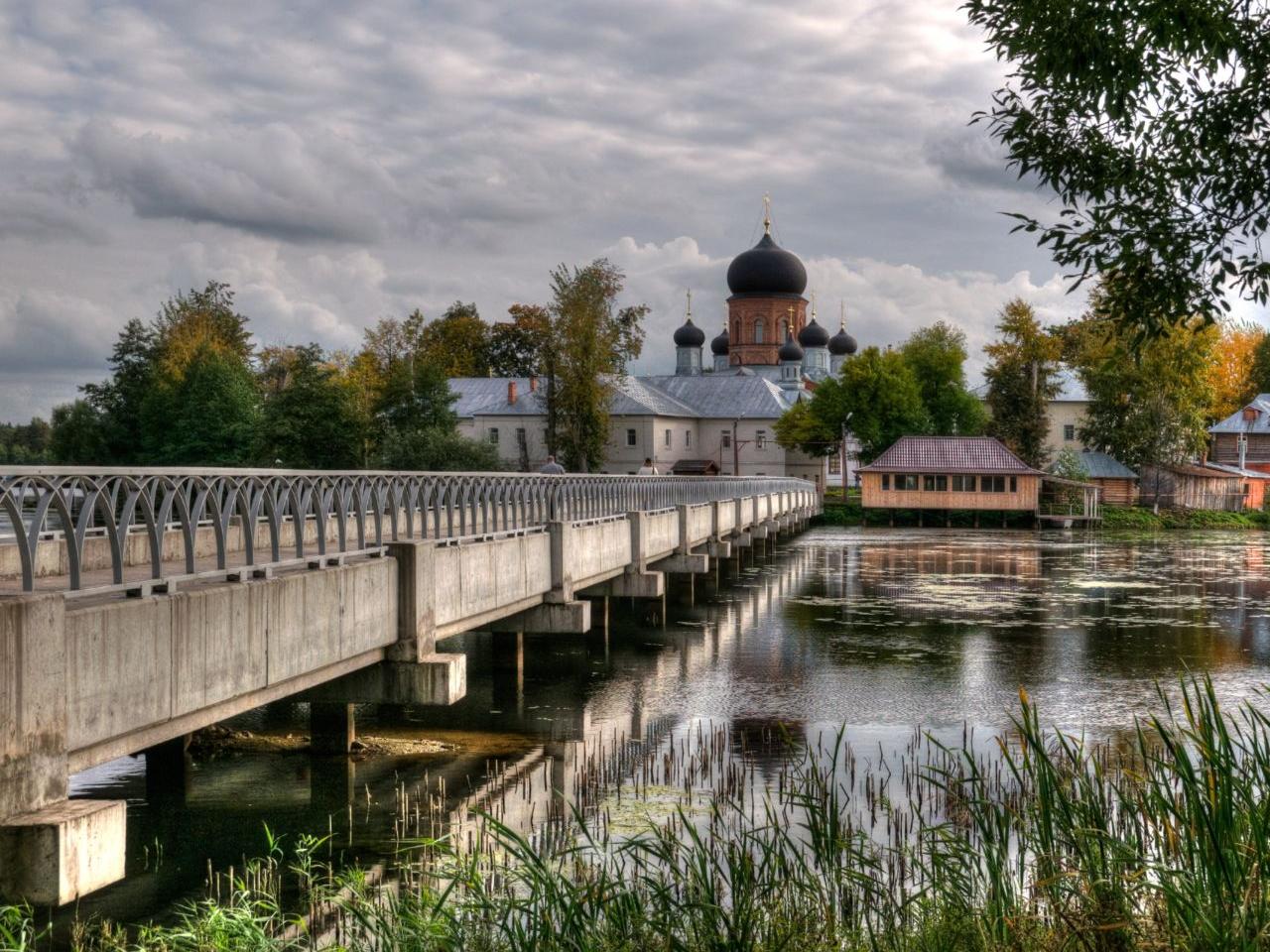 обои Дорога к церкви фото