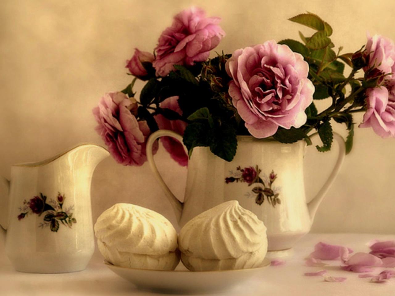 обои Фото-натюрморт - Роскошные цветы,   молочник и два зефира фото