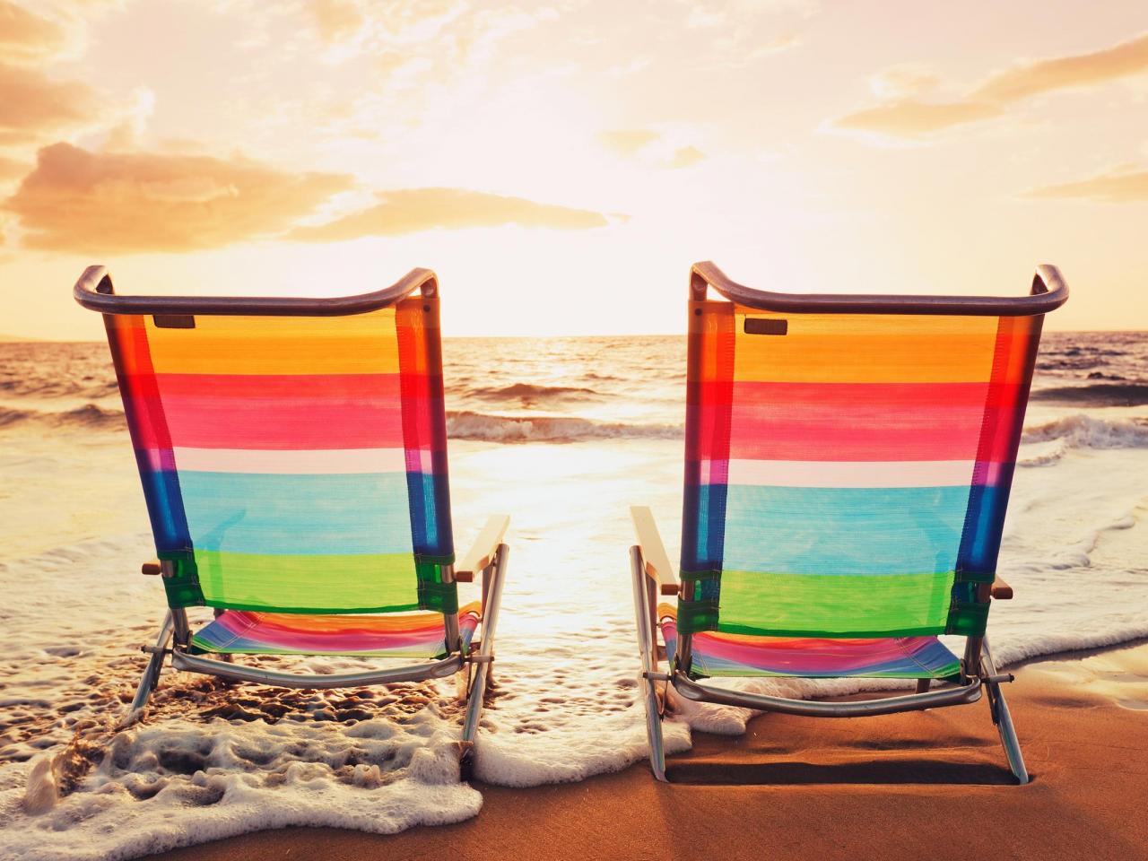 обои Пляж,   два пляжных кресла на песке у самого моря фото