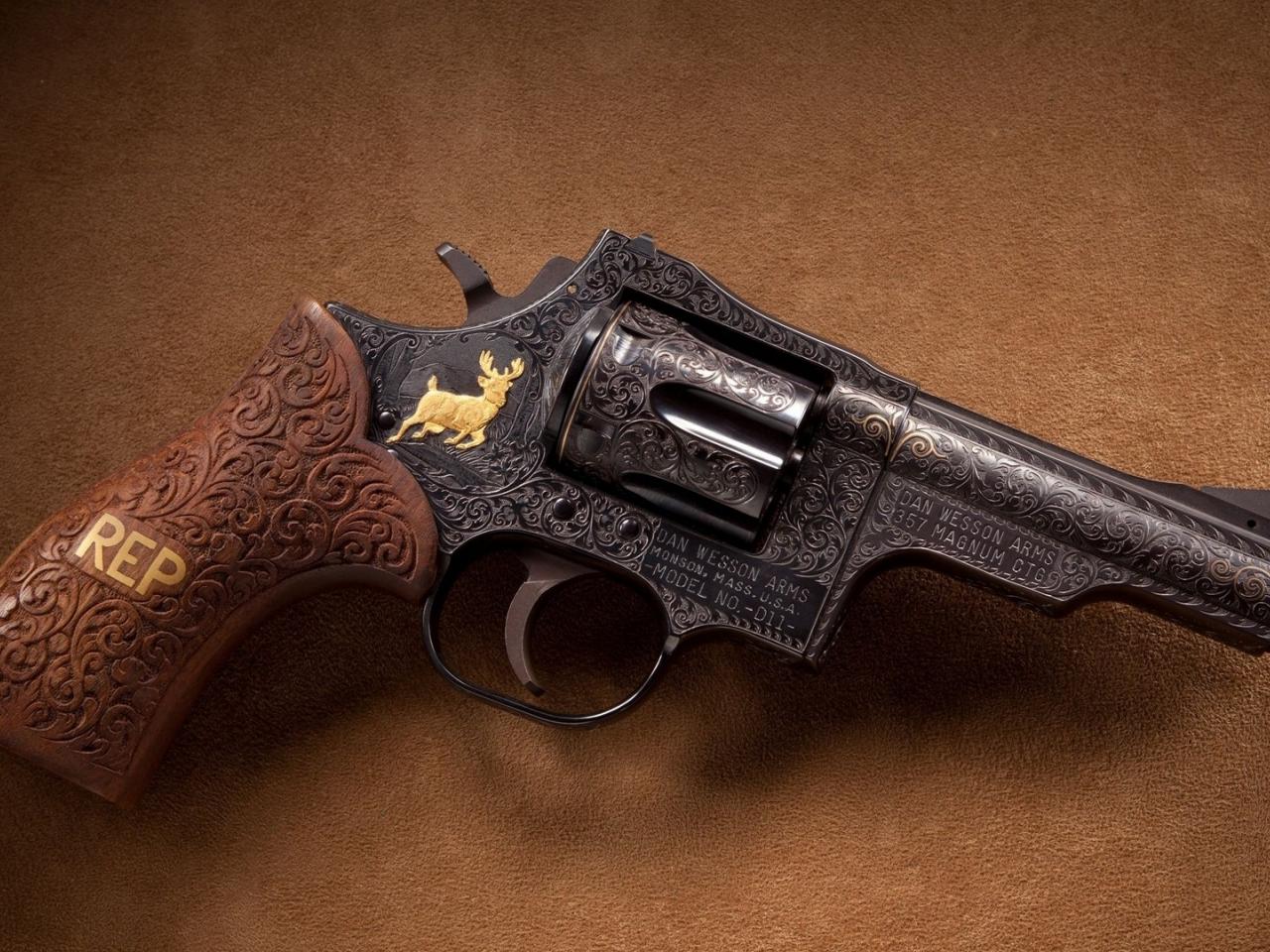 обои Деревянная рукоятка револьвера с надписью рeп фото