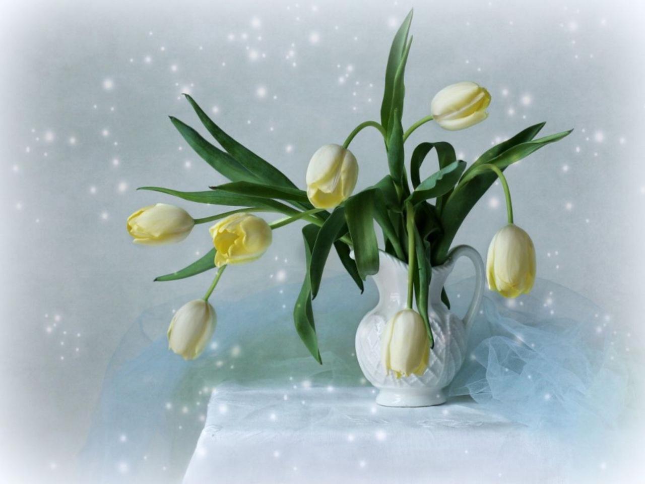 Обои для рабочего стола Нежно-жёлтые тюльпаны в белой вазе фото - Раздел  обоев: Цветы