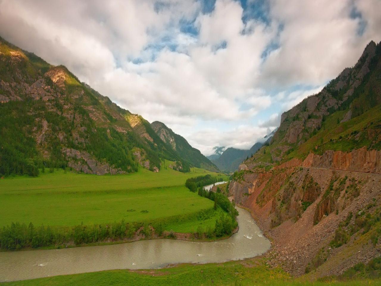 обои Течёт река среди Алтайских гор фото