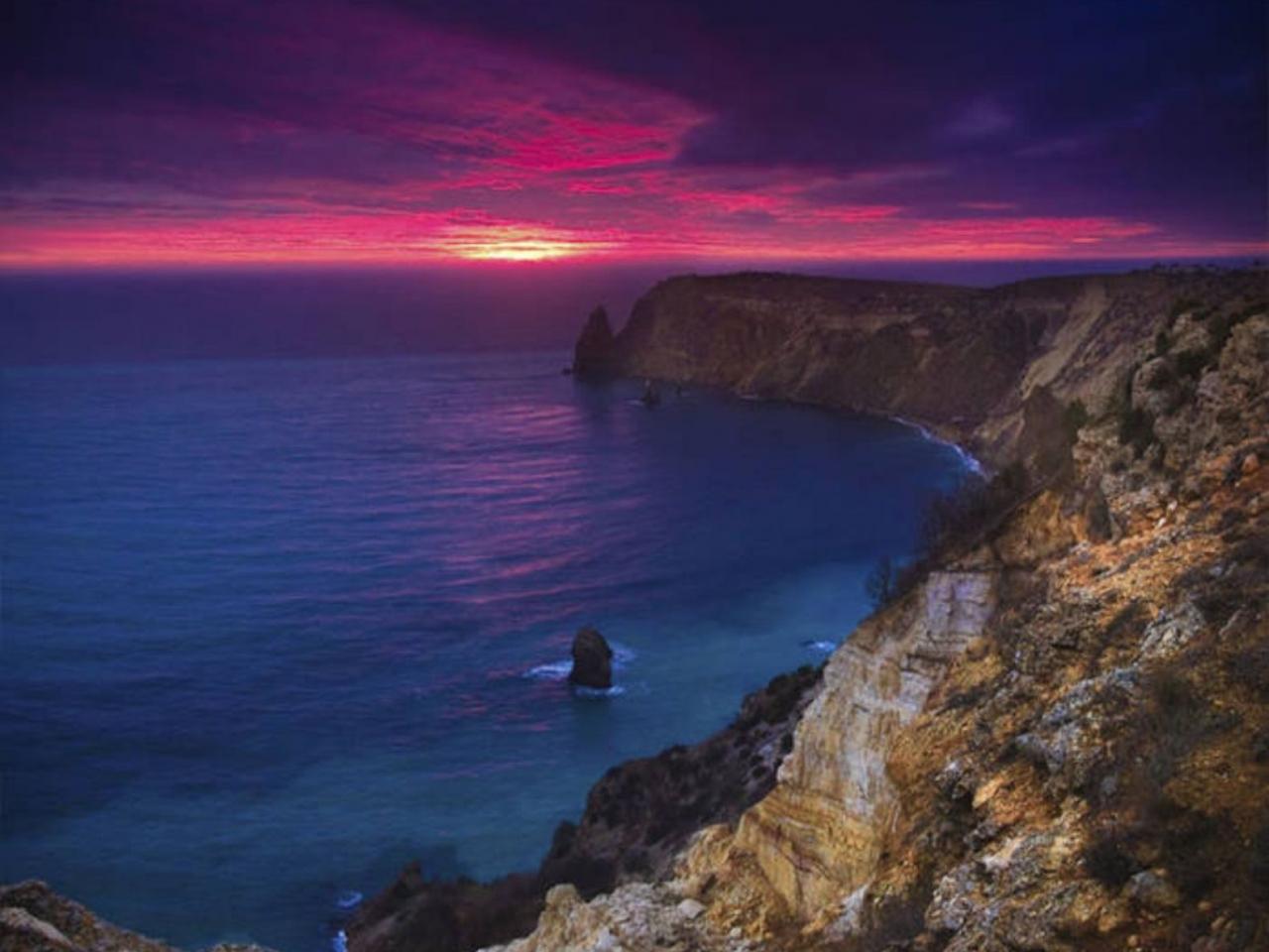 обои Фиолетовый закат над морем, у обрыва фото
