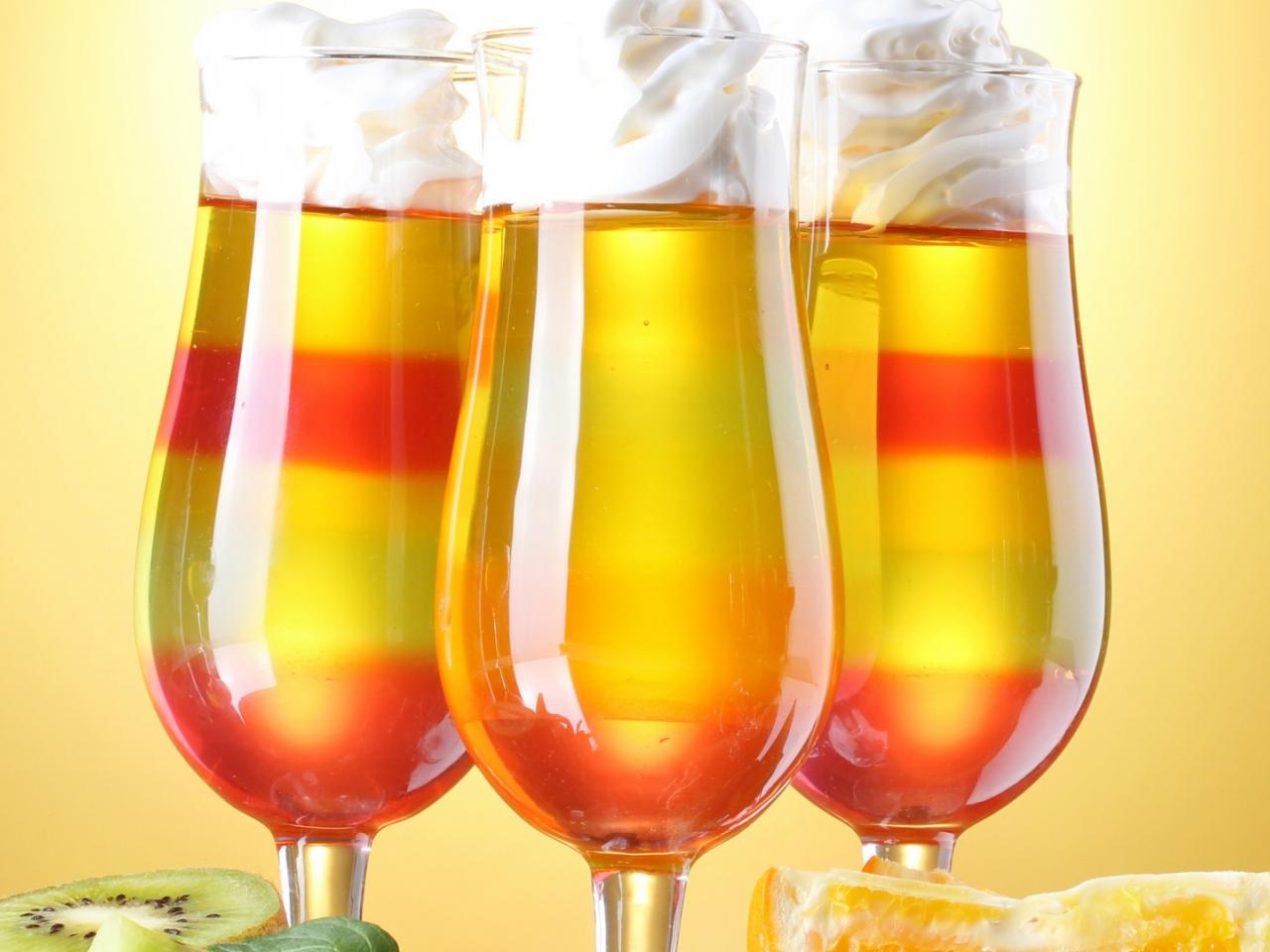 обои Три бокала солнечного фруктового коктейля фото
