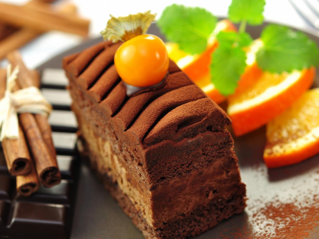 обои Шоколадный кусочек торта с апельсином и корицей фото