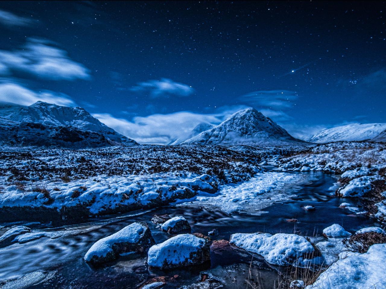 обои Ручей среди снежных гор,   зимней ночью фото