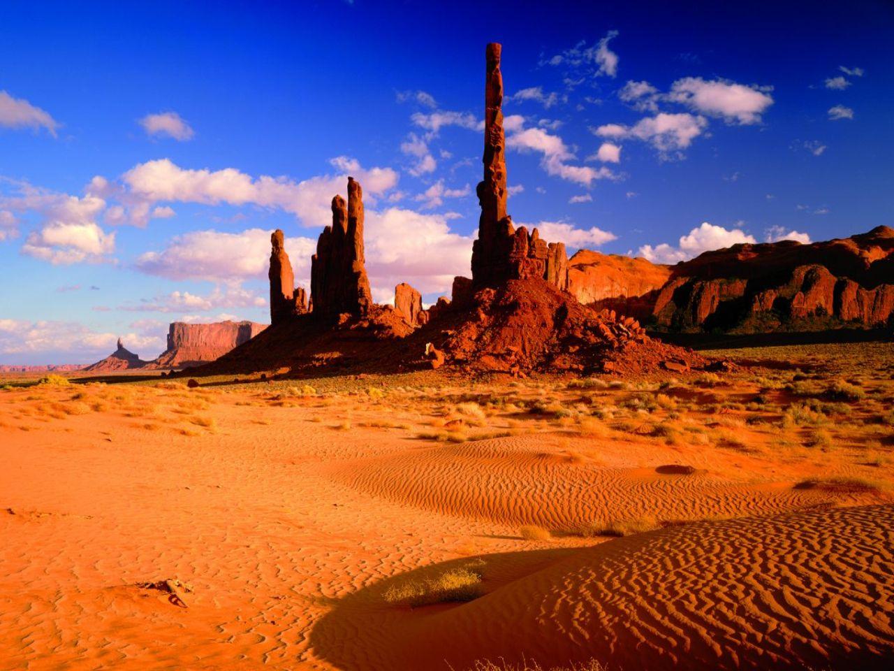 обои Башни из песчаника располагаются на краю американских штатов Аризона и Юта фото