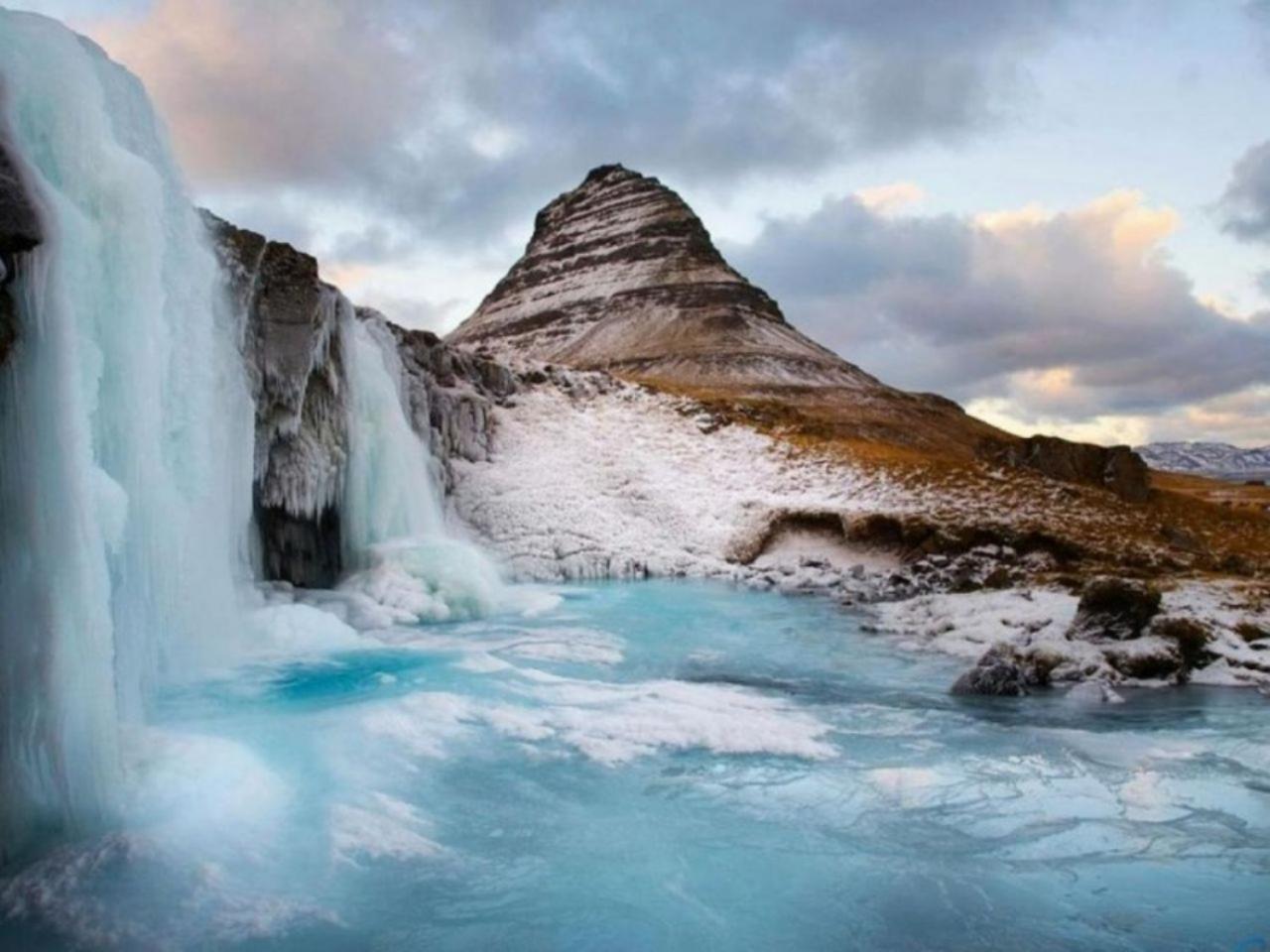 обои Замёрзший водопад у горы фото