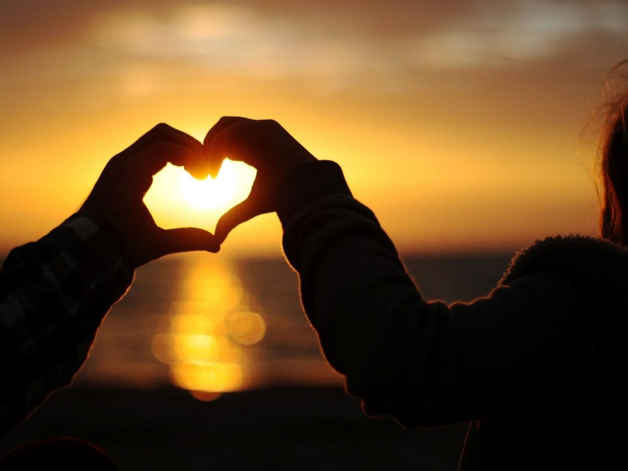 обои Сердечко руками из солнечного заката фото